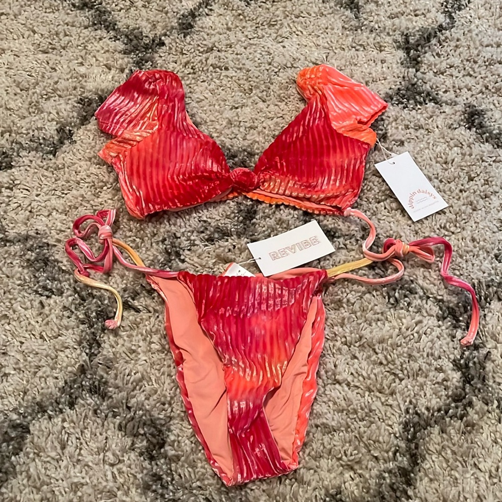 NEVER WORN WITH TAGS Dippin Daisys Bikini Set Burn Tie Dye